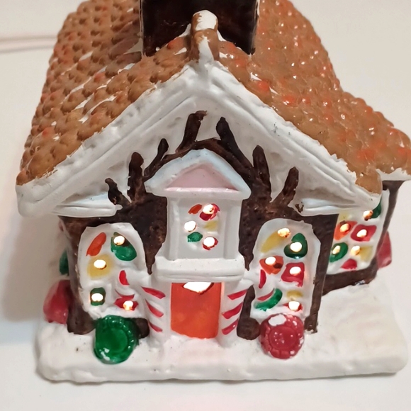 Yuletide Gingerbread House - Picture 2 of 7